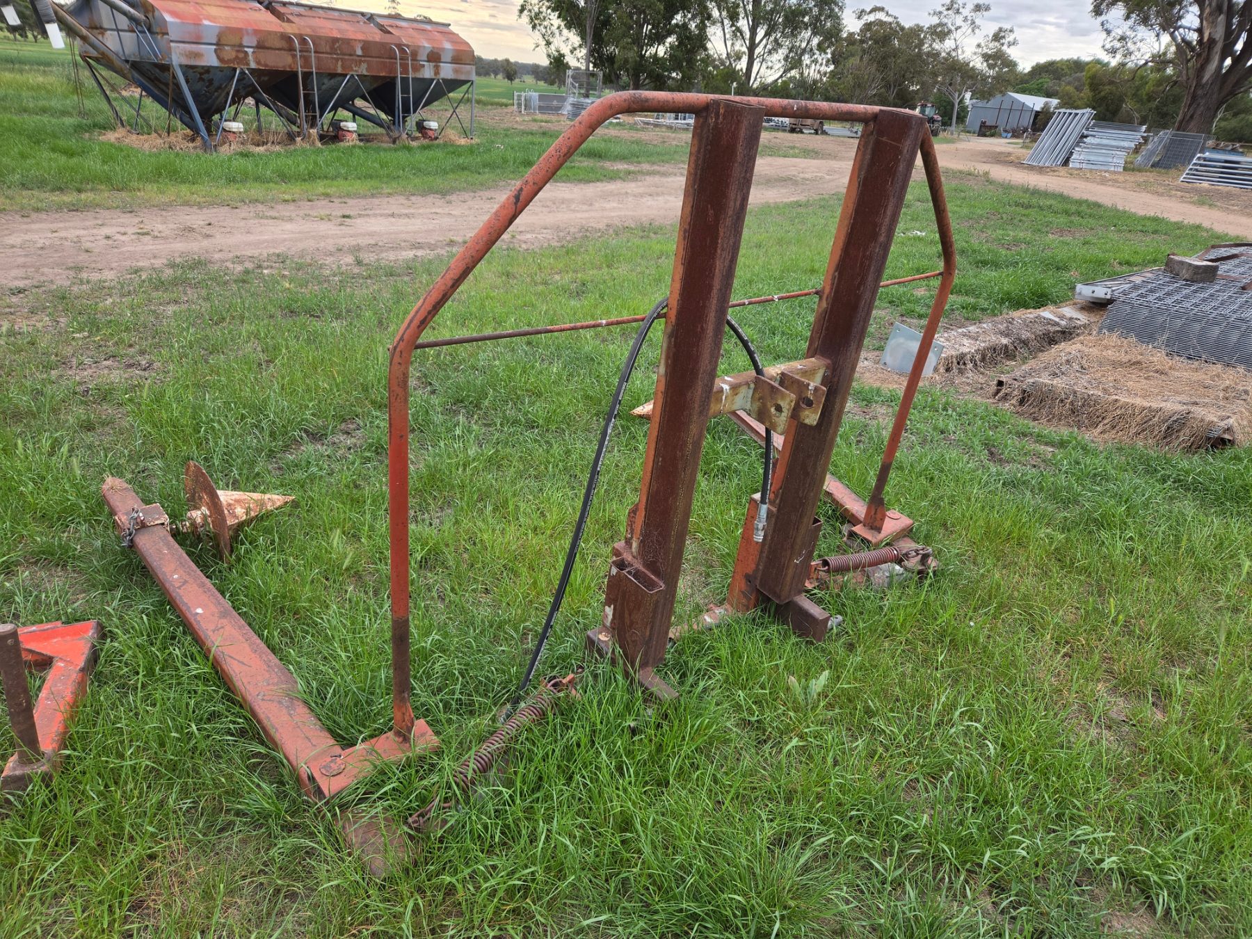 Used - 3pl Hay Roll-out Grab - photo 6