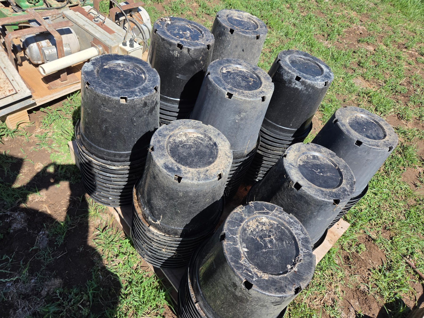 Used - Pallet of Poly 14 Ltr Plant Pots - photo 2