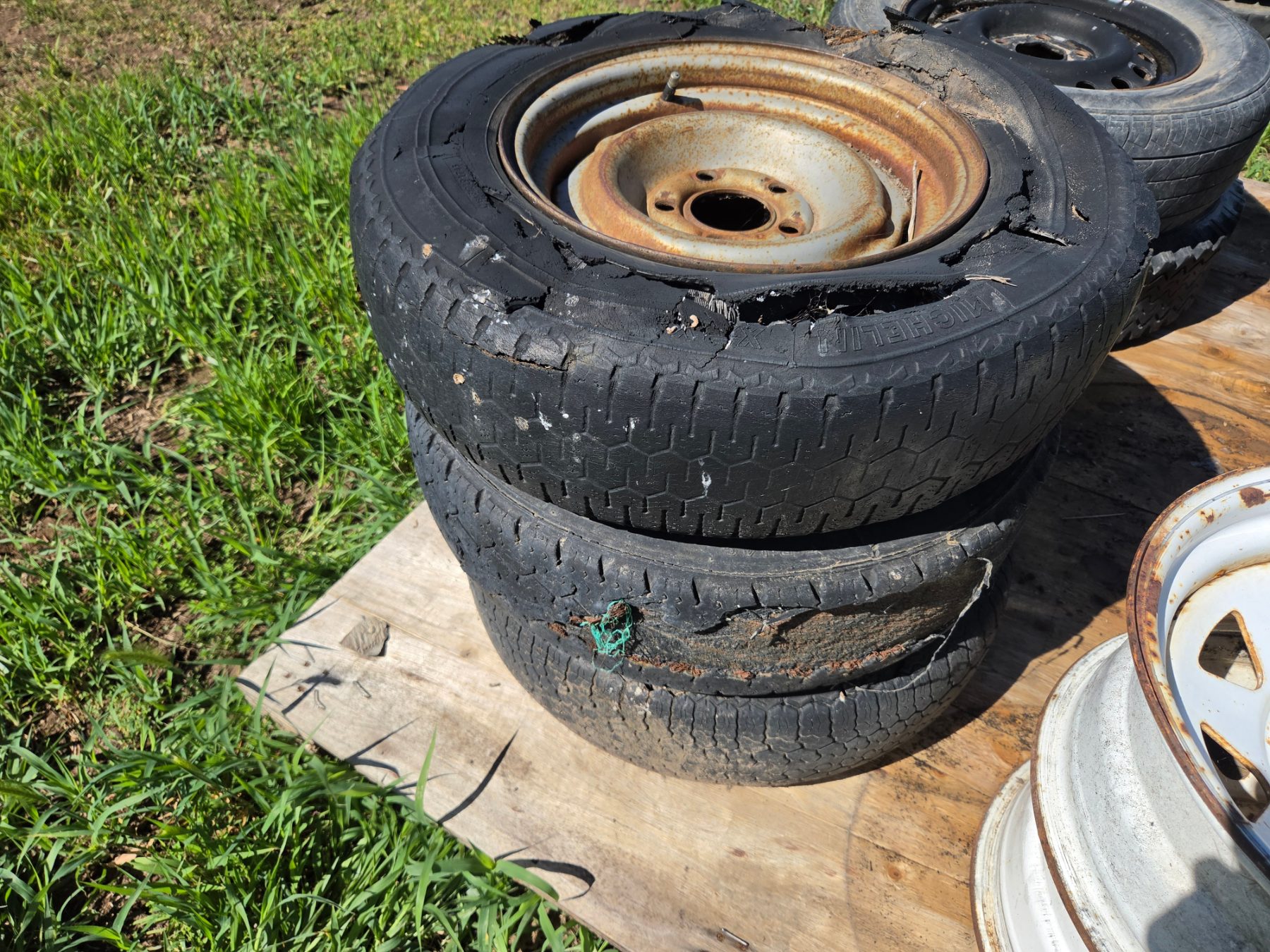 Used - 4x 14" Holden Trailer Rims - photo 4