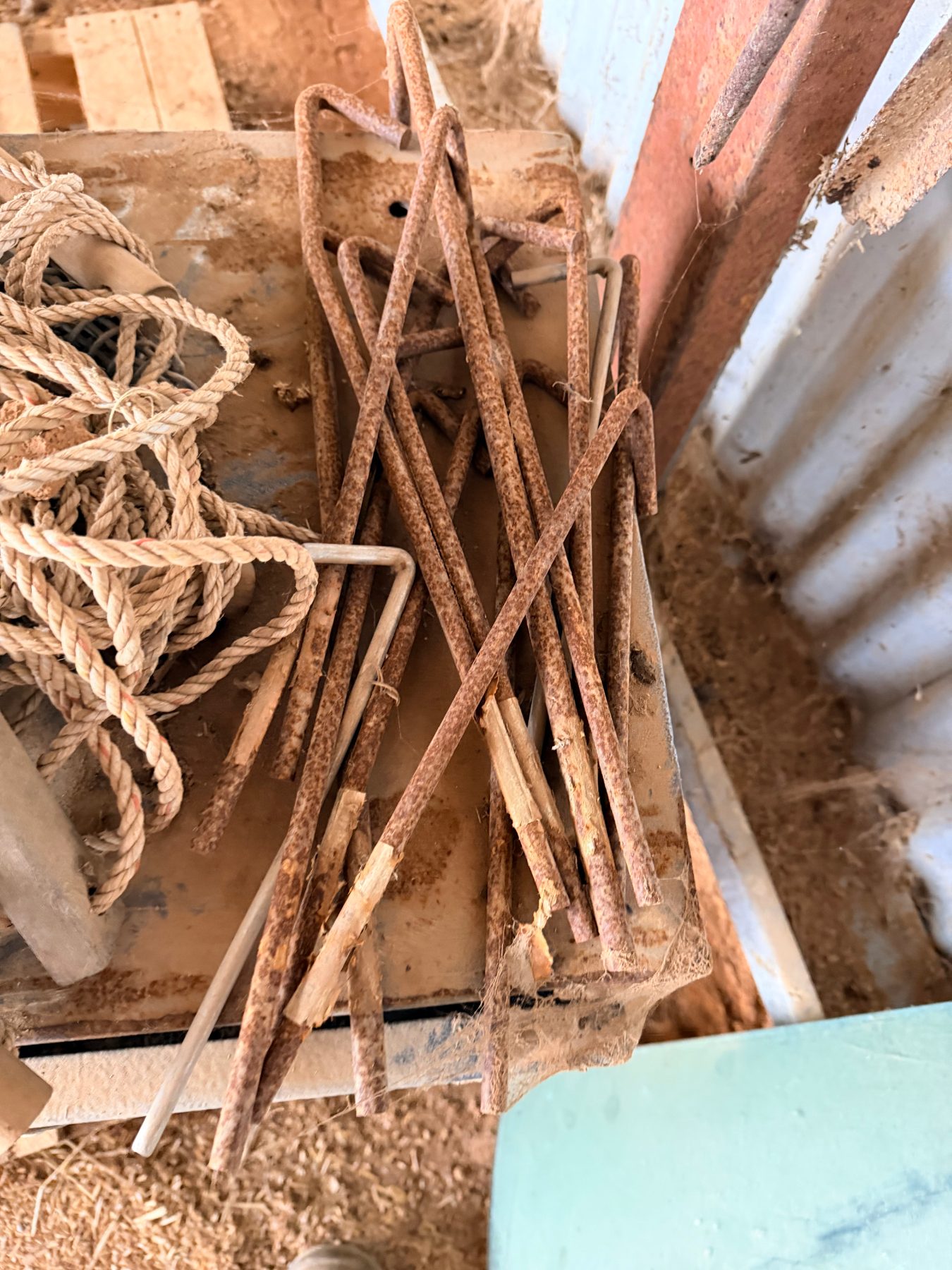 Quantity of guy/anchor ropes and tent pegs - photo 2