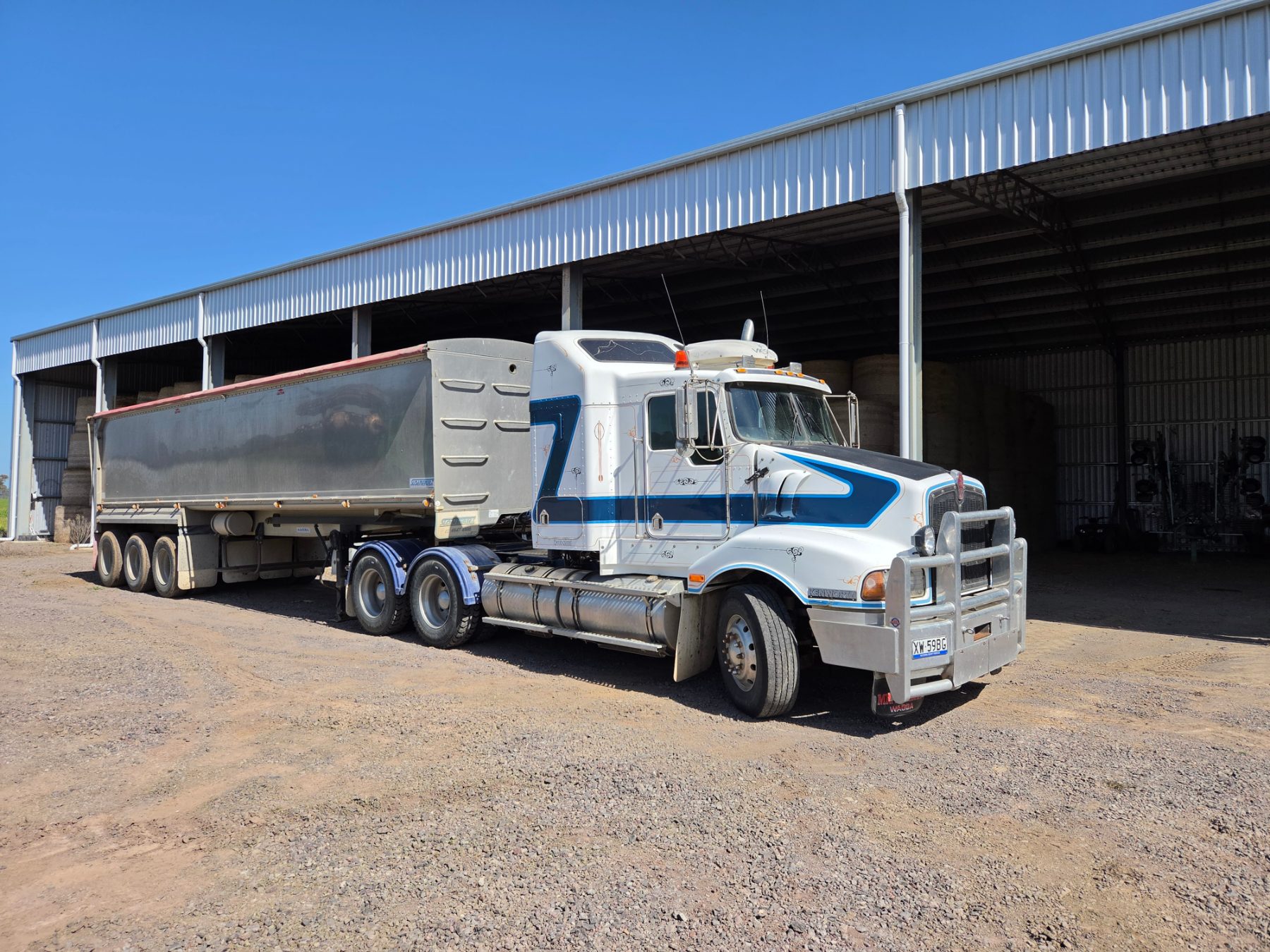 2005 Kenworth T404 with 2001 Sloanebuilt Tri-axle Grain Tipper - photo 3