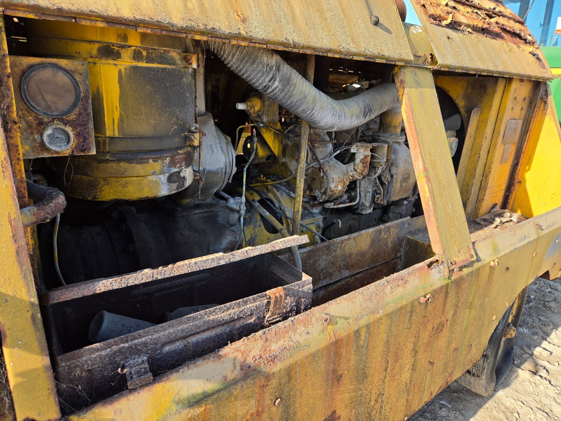 2x Industrial Compressors with 471 GM - photo 10