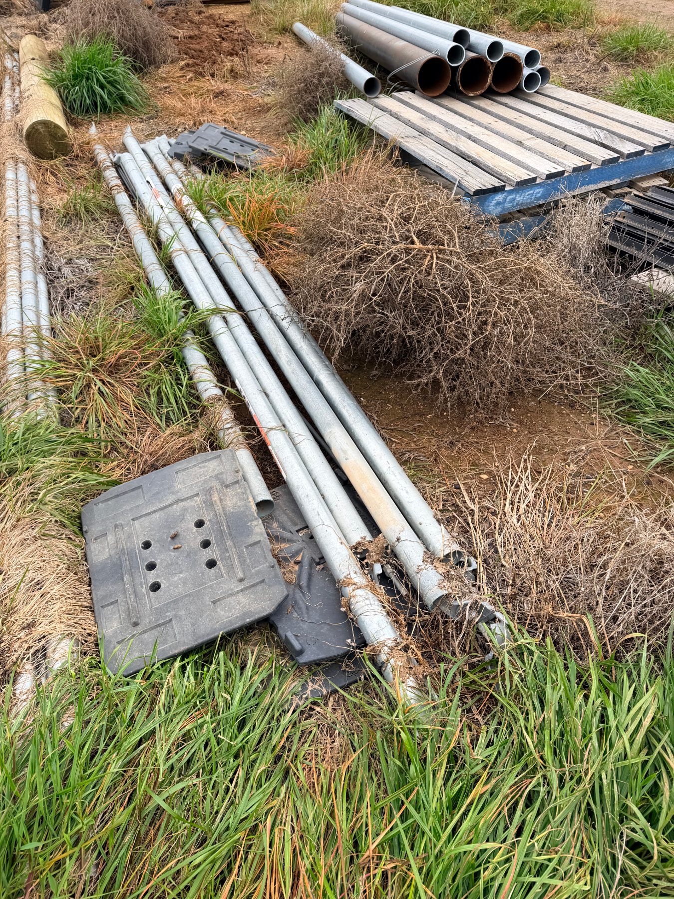 6x as new Waratah steel end assemblies with plastic bases
