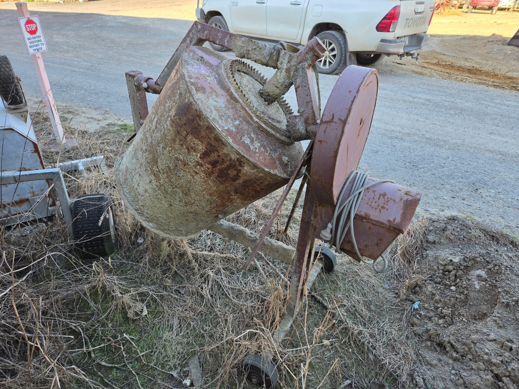 240v Electric Cement Mixer - photo 1