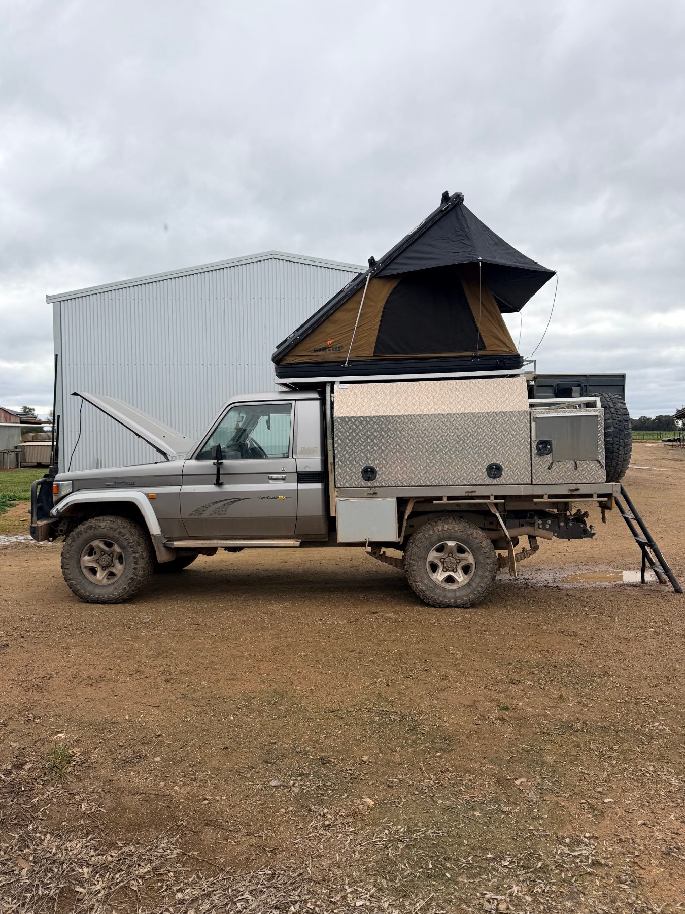 2002 Landcruiser 79' series RV - photo 1
