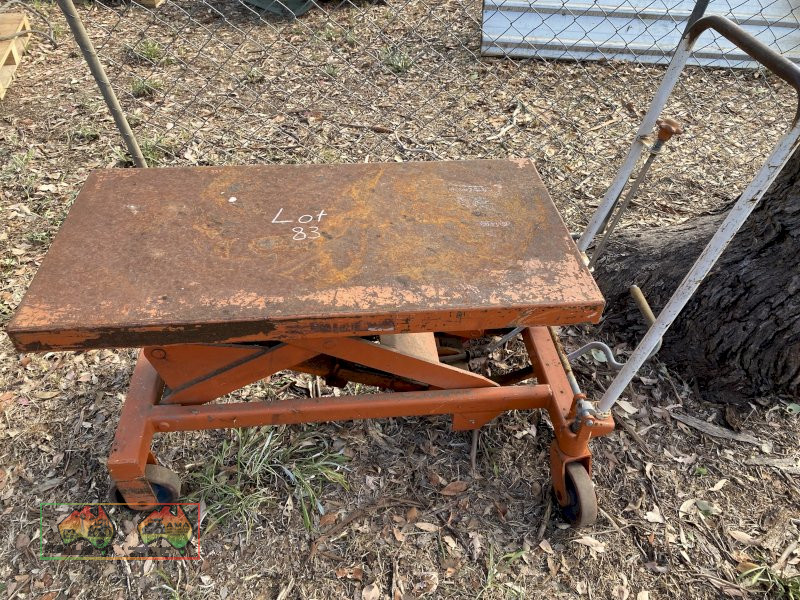 Engine table with raisable jack