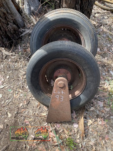 2x Wheels with Stub Axles