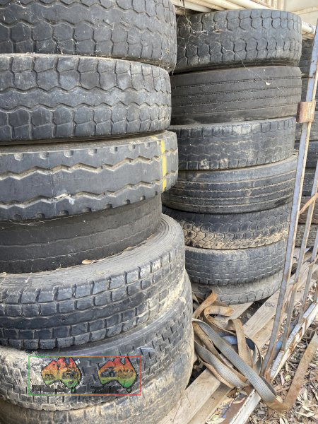 14x Truck Tyres 11R 22 - photo 2