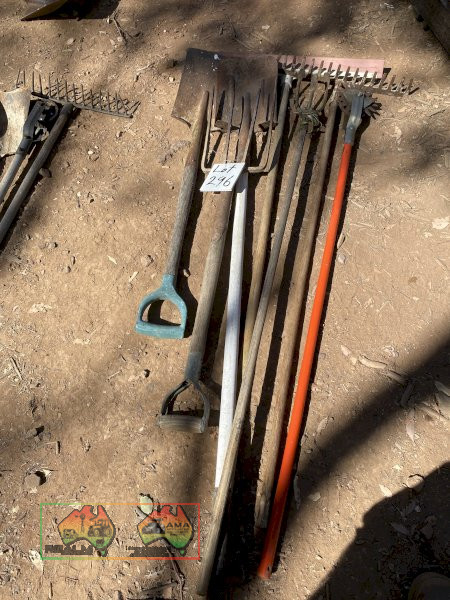 Quantity of garden tools