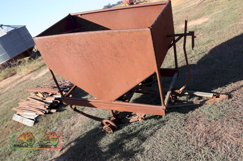 SHEEP FEEDER