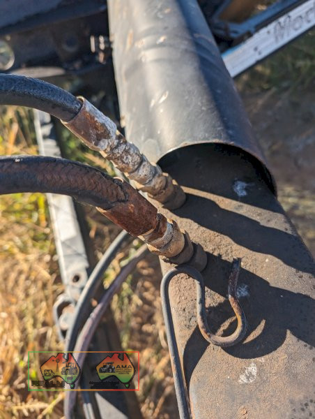 MACDON 3000 WINDROWER - photo 3