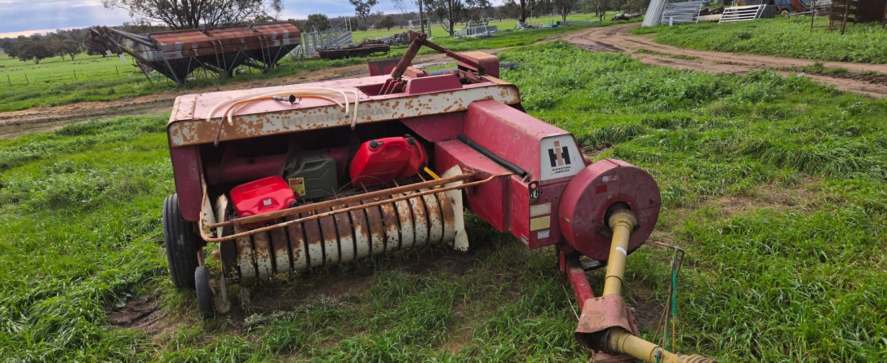 International 440T Small Square Baler - photo 4