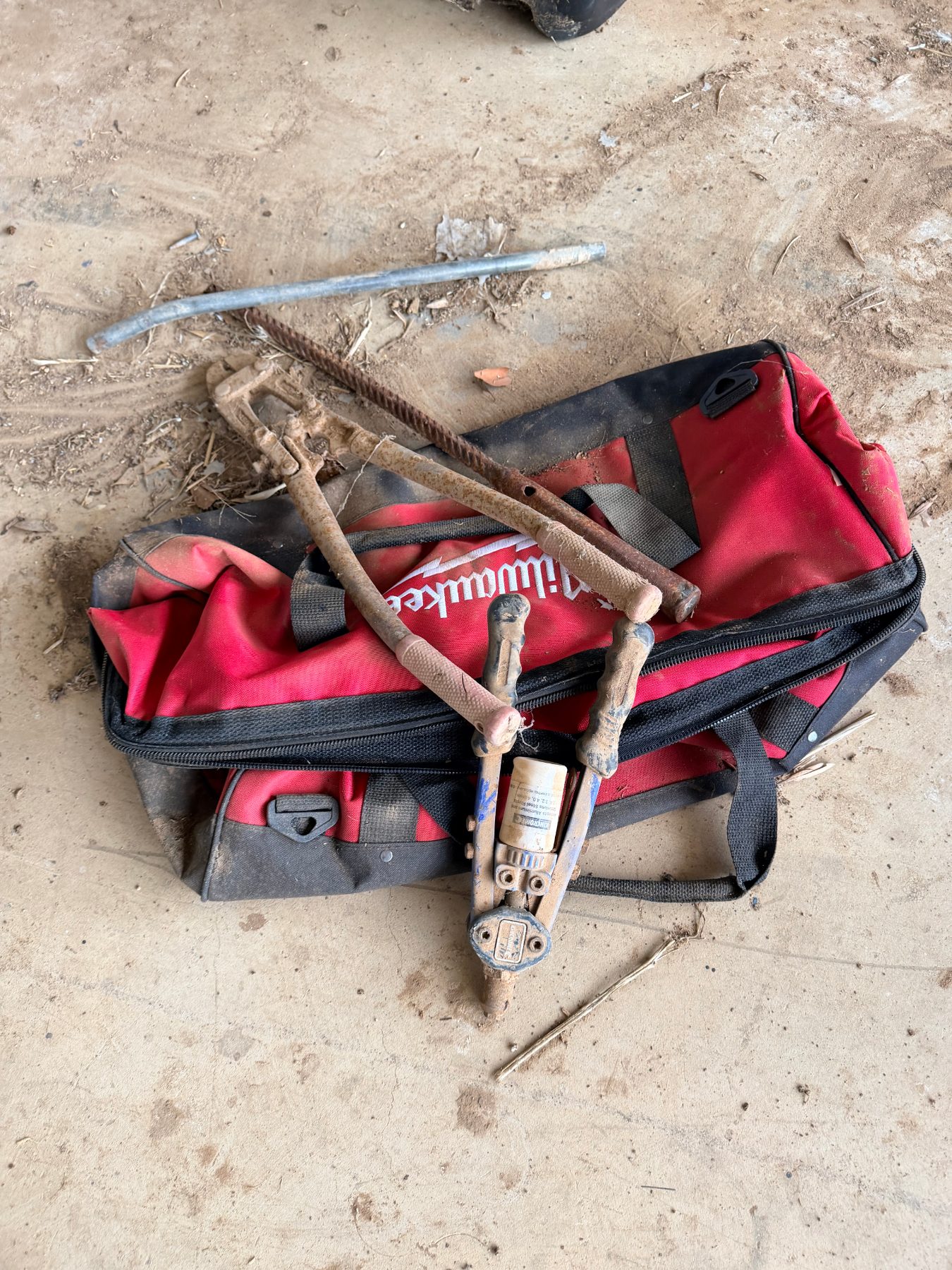Old wire cutter, rivet gun w/ Milwalkee tool bag - photo 1