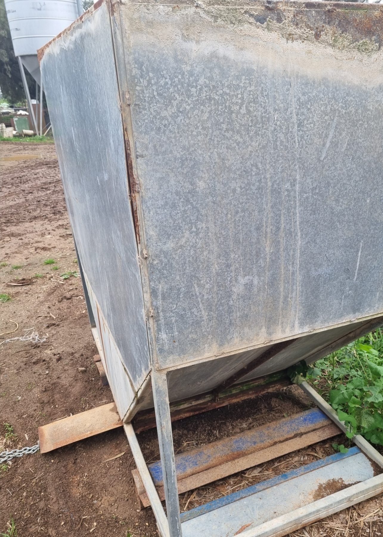 Feed bin - photo 4