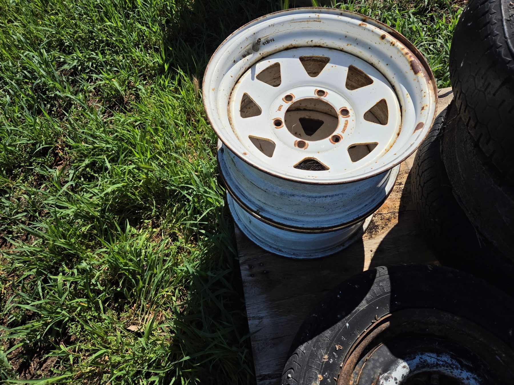 Used - 2x 15" Toyota 6 Stud Trailer Rims - photo 3