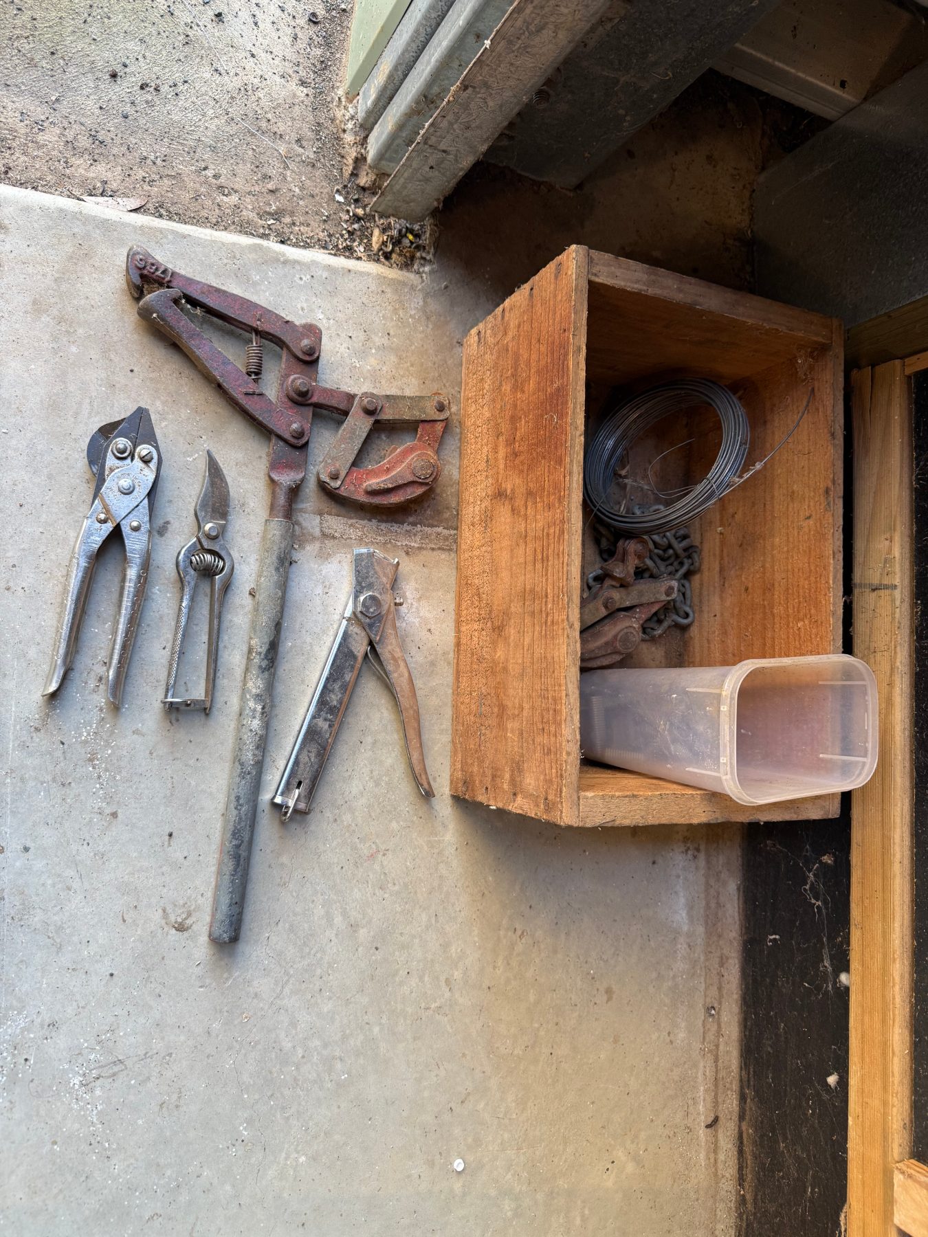 Fencing tools and storage tub