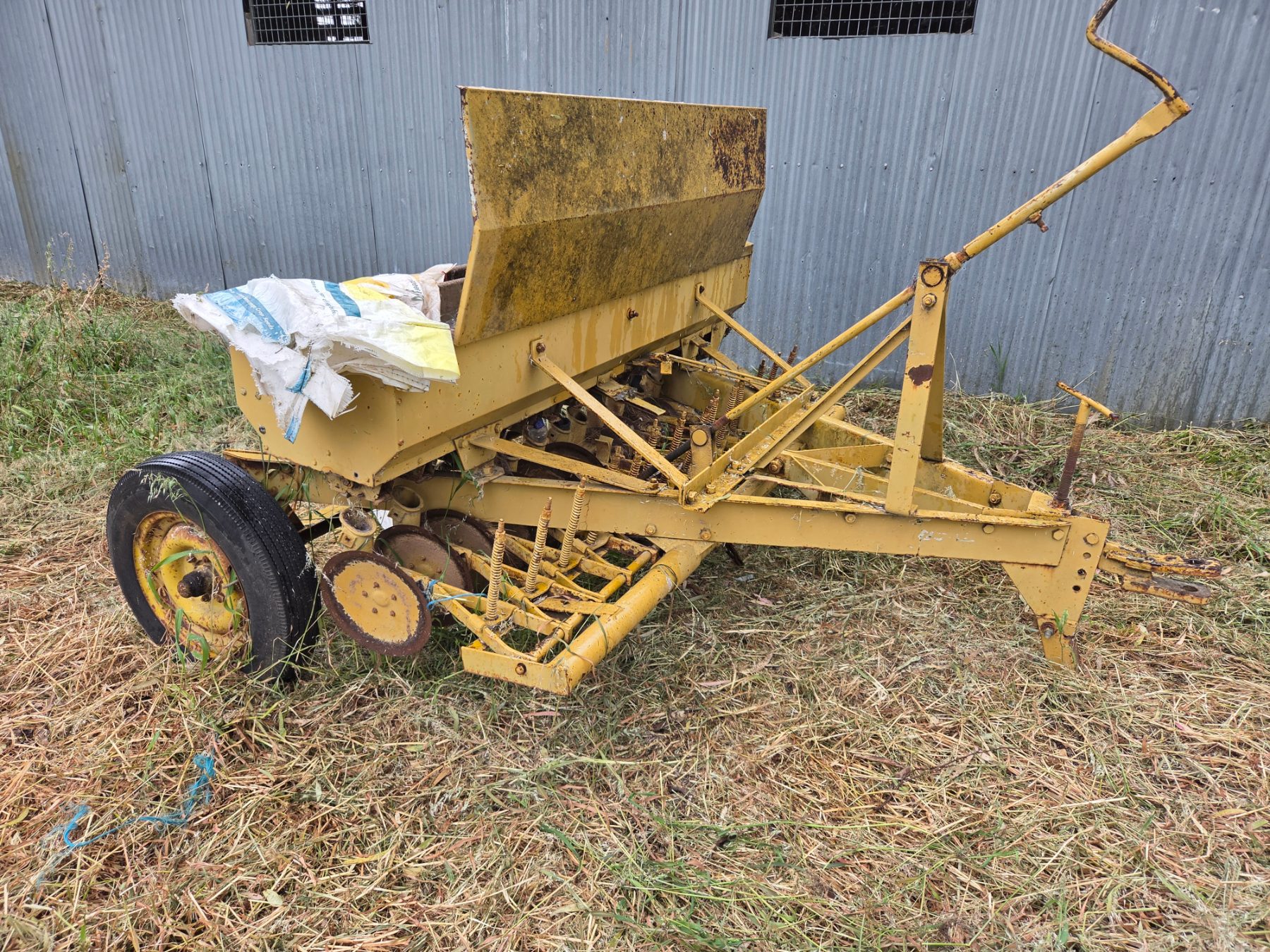 Used - Connor Shea 14 Run Trailing Disc Seeder - photo 2