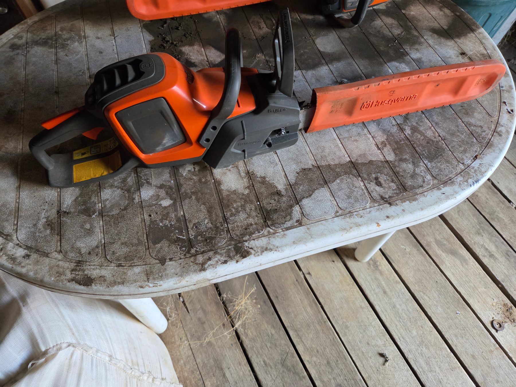 Used - 2x Husqvarna Electric Chainsaws - photo 3