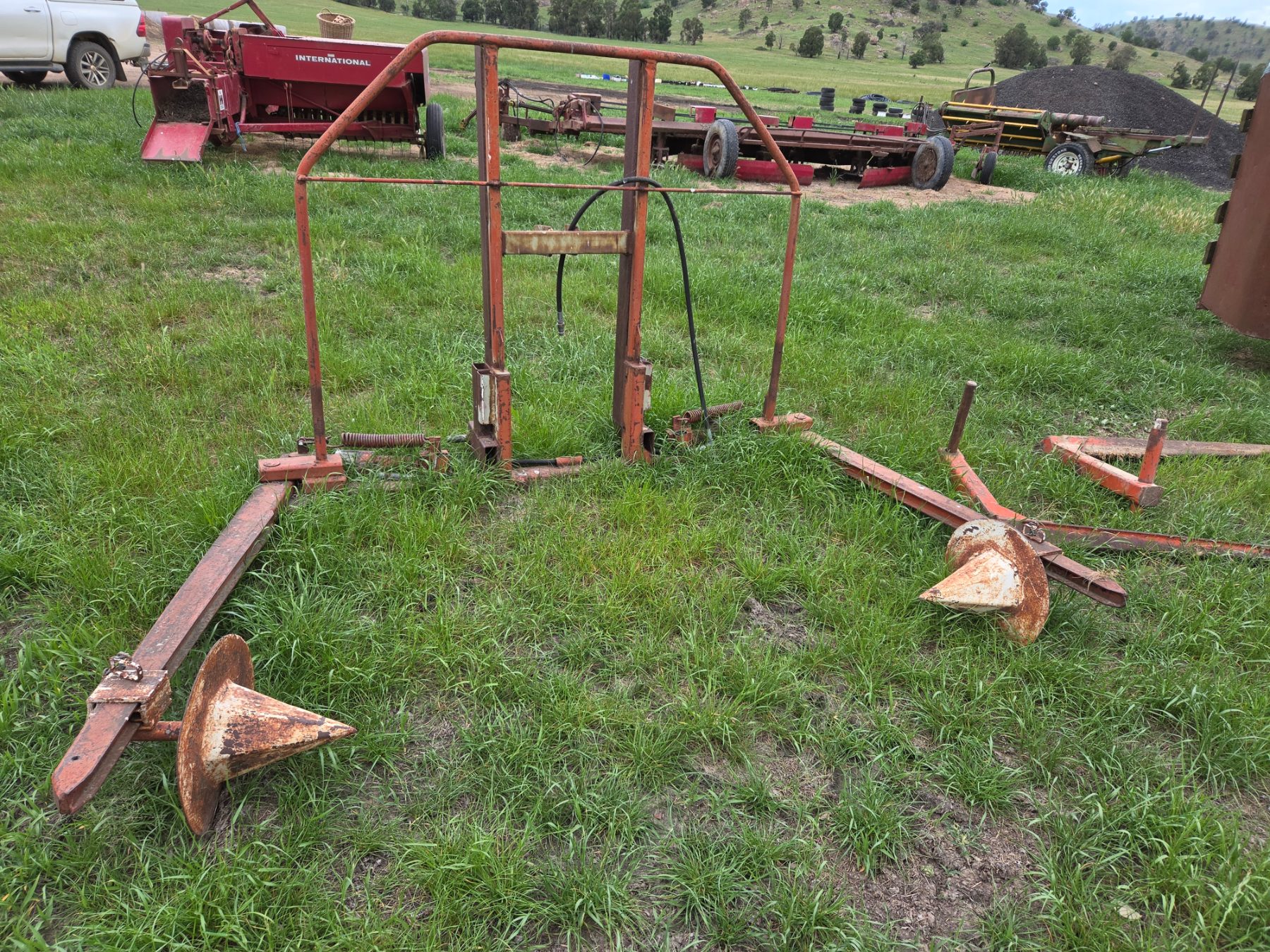 Used - 3pl Hay Roll-out Grab - photo 3