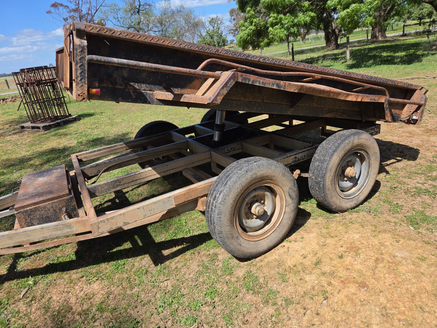 Used - 2007 Armstrong 10x6ft Tipping Tandem Trailer - photo 4