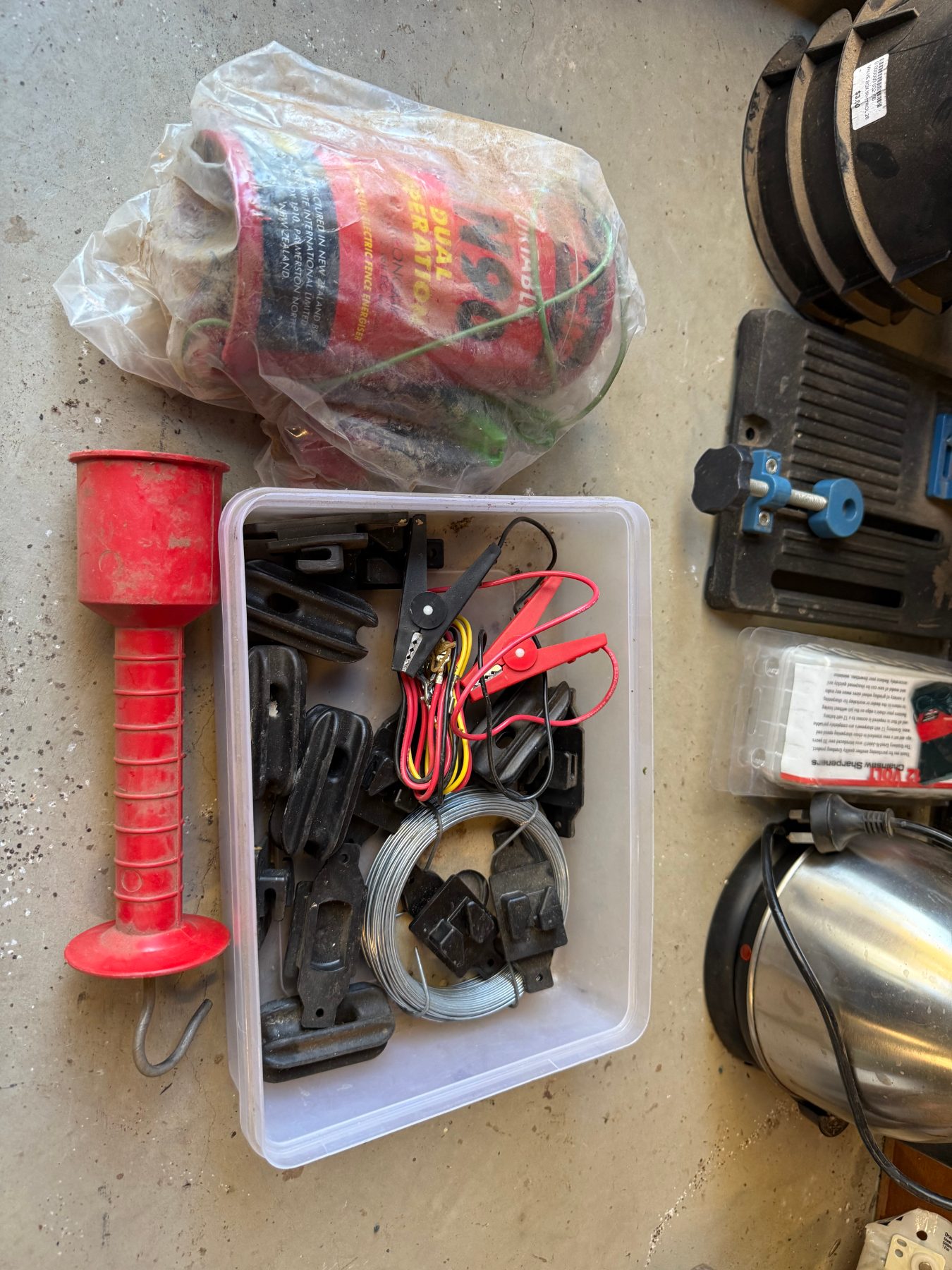 As new AN90 portable electric fence unit & assorted fencing accessories