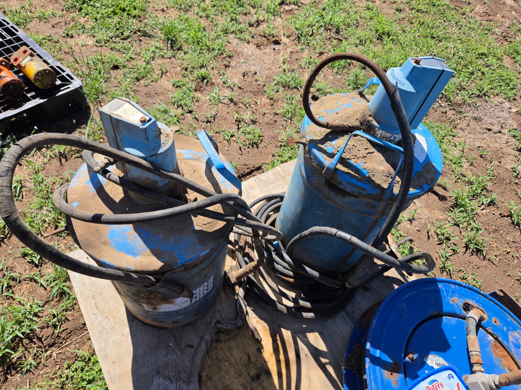 Used - 2x McNaught Pneumatic Grease Guns - photo 3
