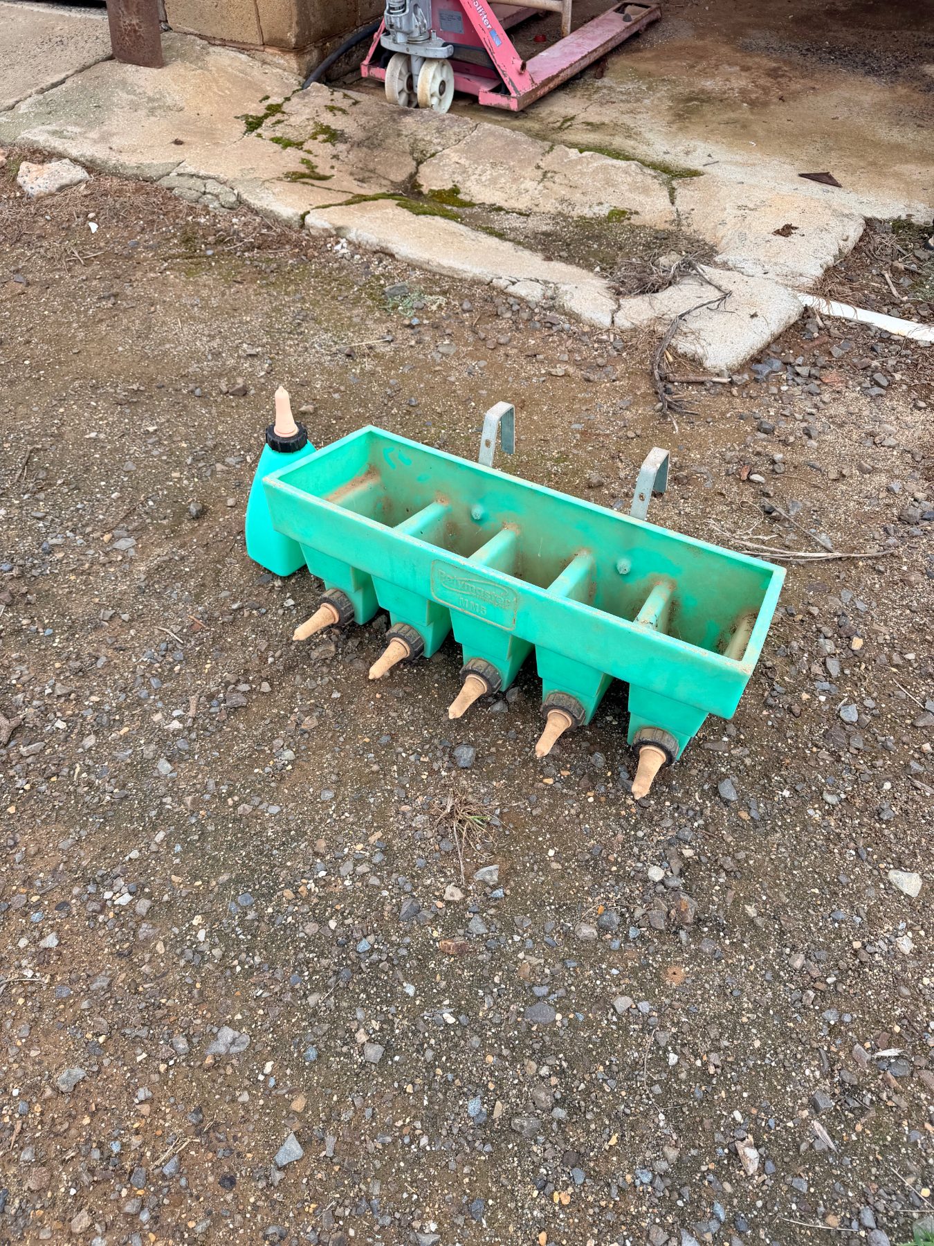 Milkbar calf feeders