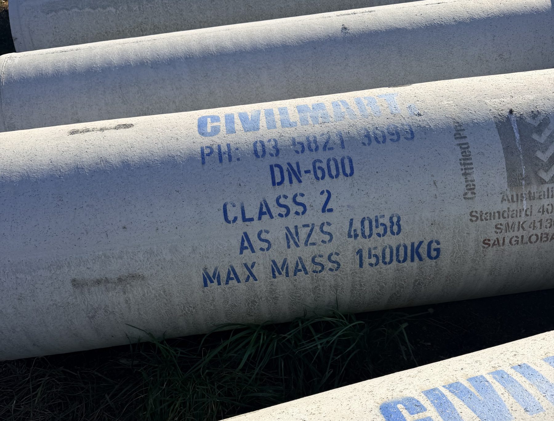 Pair of as new Civil Mart DN600 concrete pipes 600mm x 2400mm - photo 3