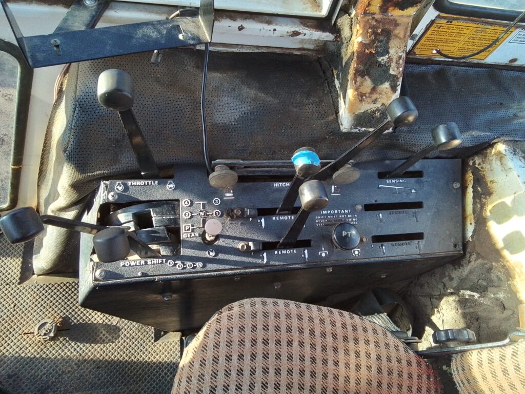 Case Agri-King 2090 Tractor - photo 10