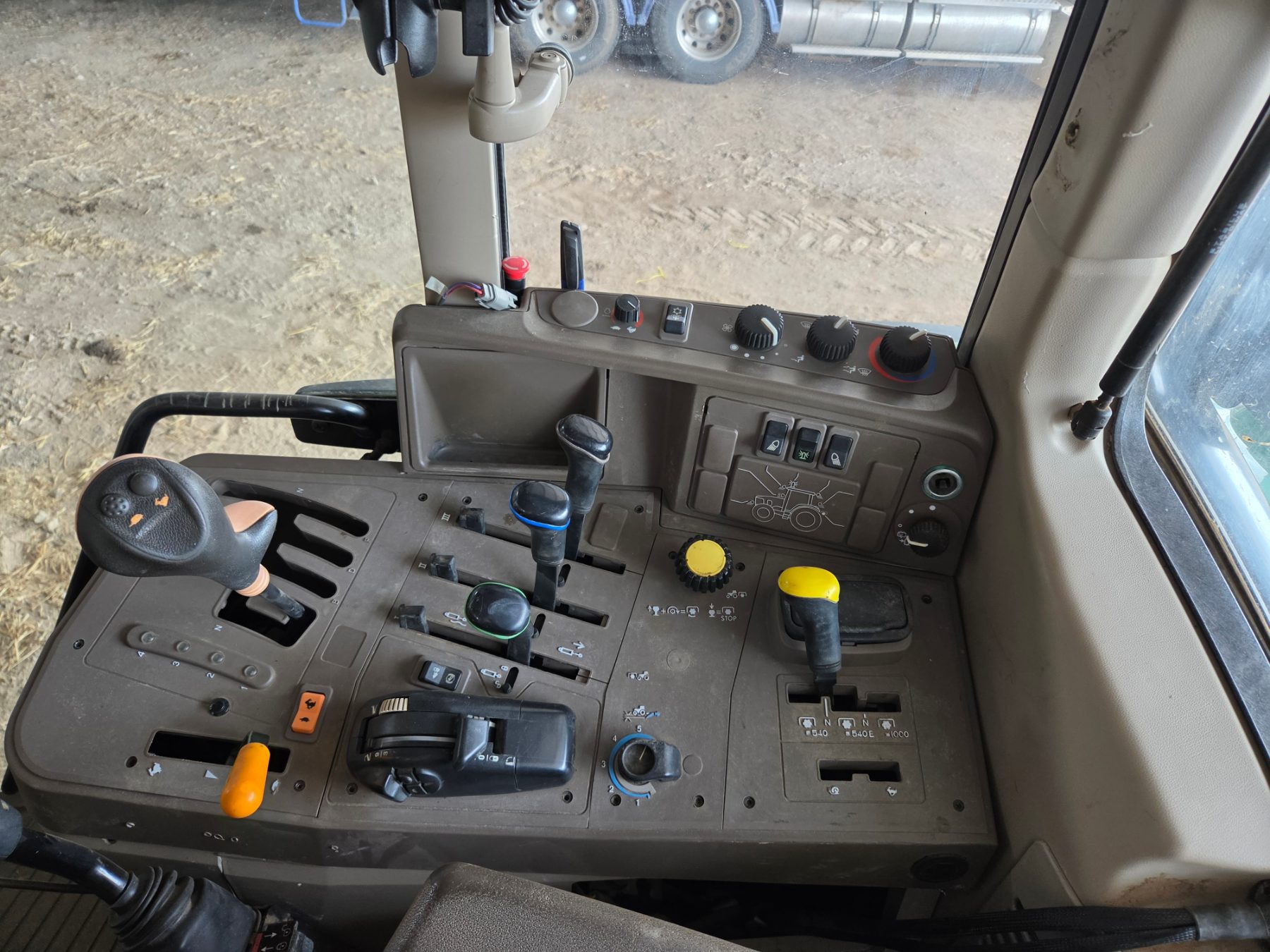 2011 John Deere 6630 FWA Tractor - photo 9