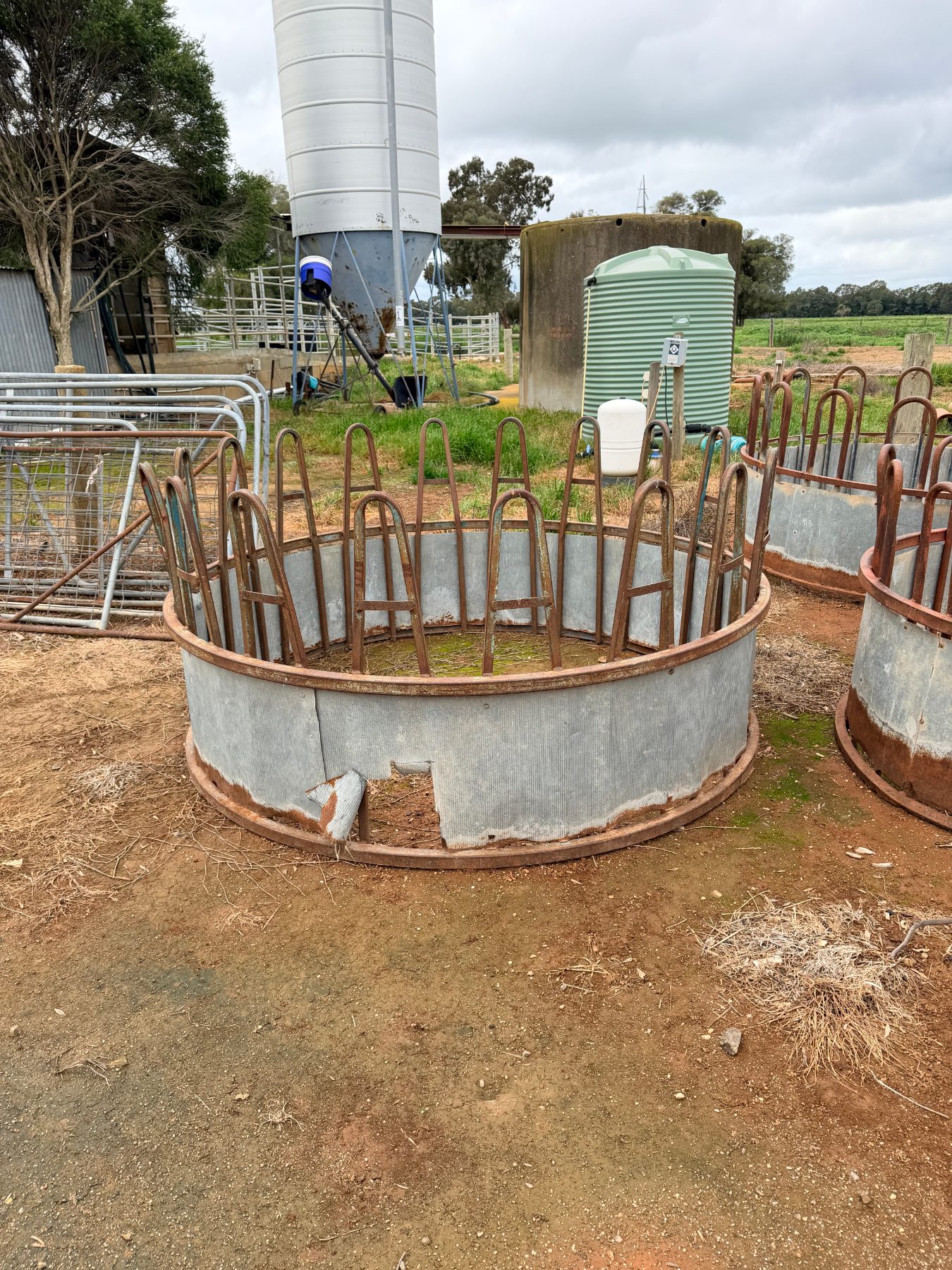 Waste not round hay ring