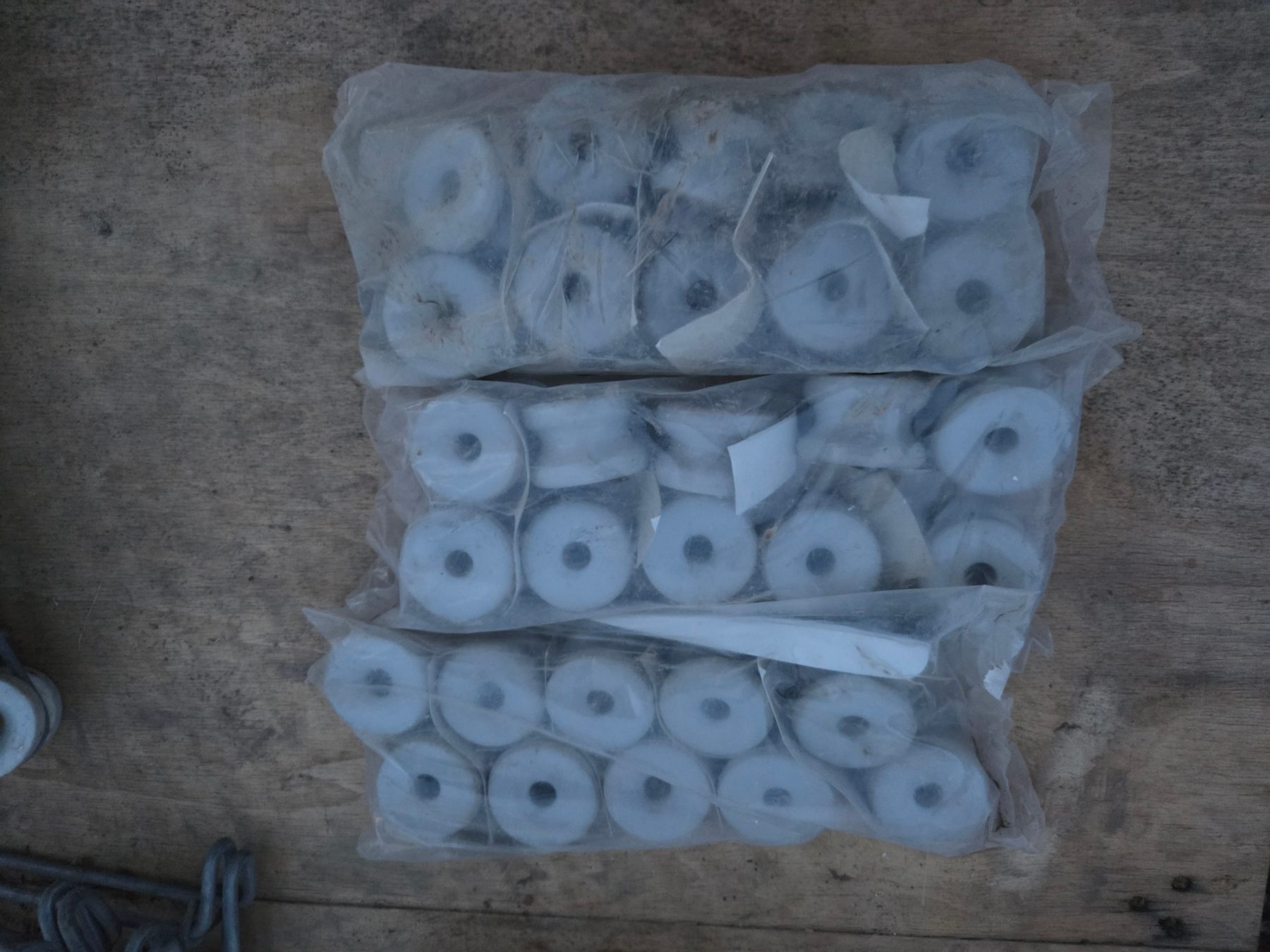 New - 30x Elec. Fence Porcelain Insulators - photo 2