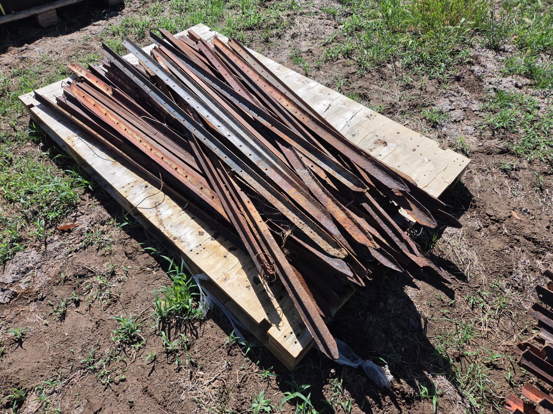 Used - Pallet (E) of 40 Used Star Posts - photo 3