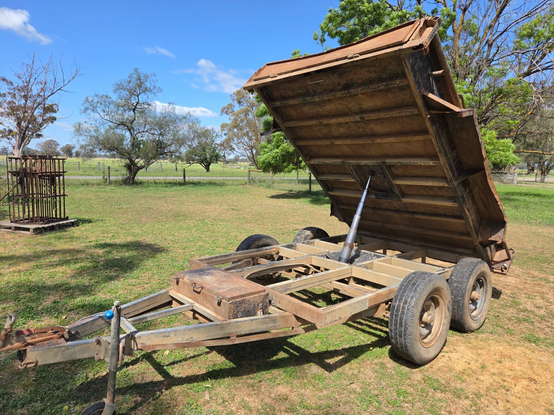 Used - 2007 Armstrong 10x6ft Tipping Tandem Trailer - photo 2
