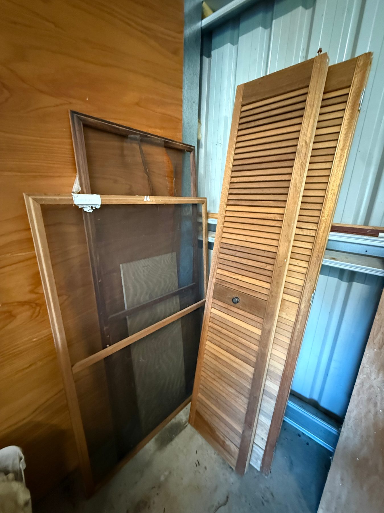 2 x bifold wooden cupboard doors and 2 fly screens - photo 1