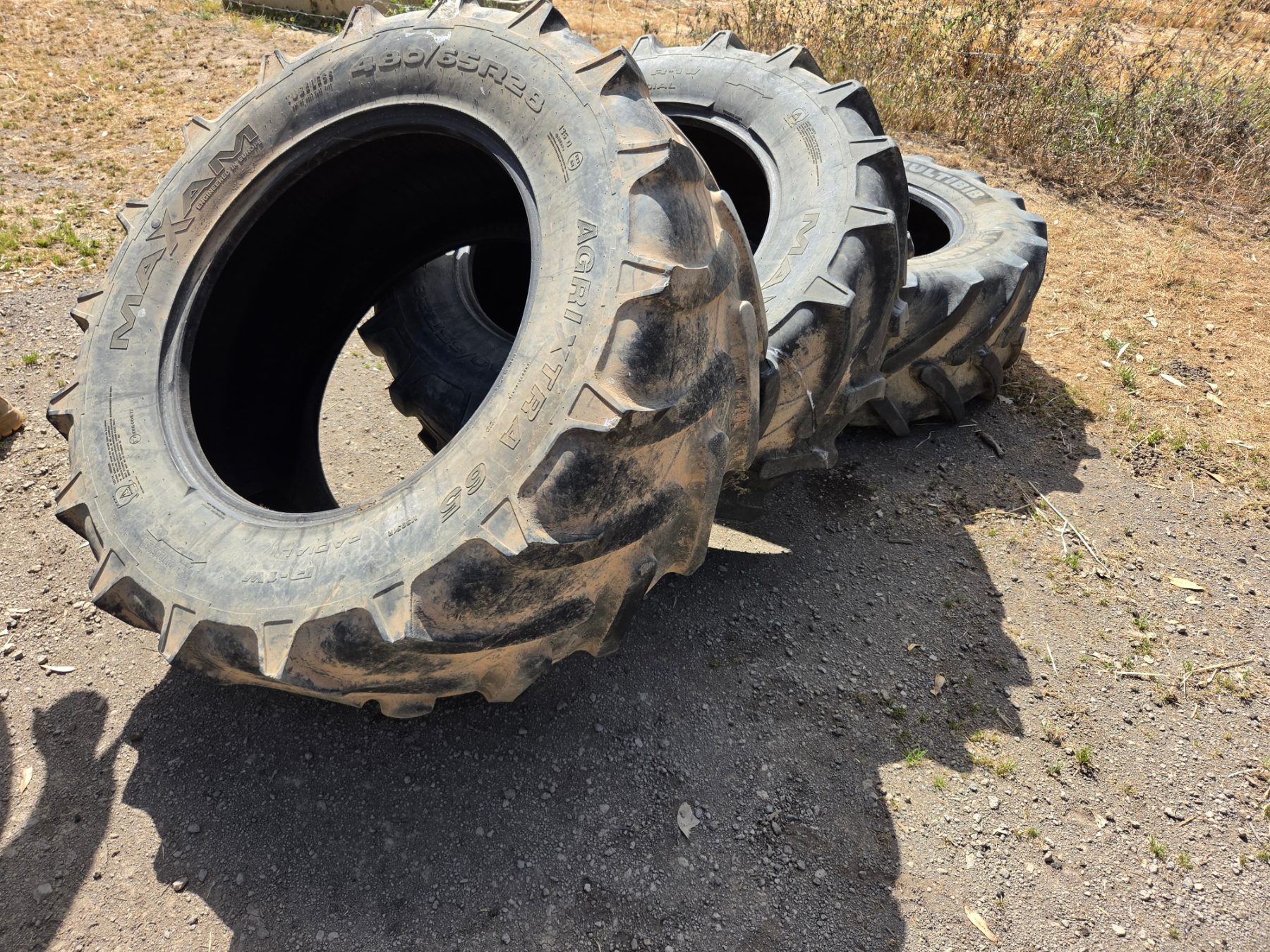 Used - 3x Tractor Tyres 480/65R28 - photo 3