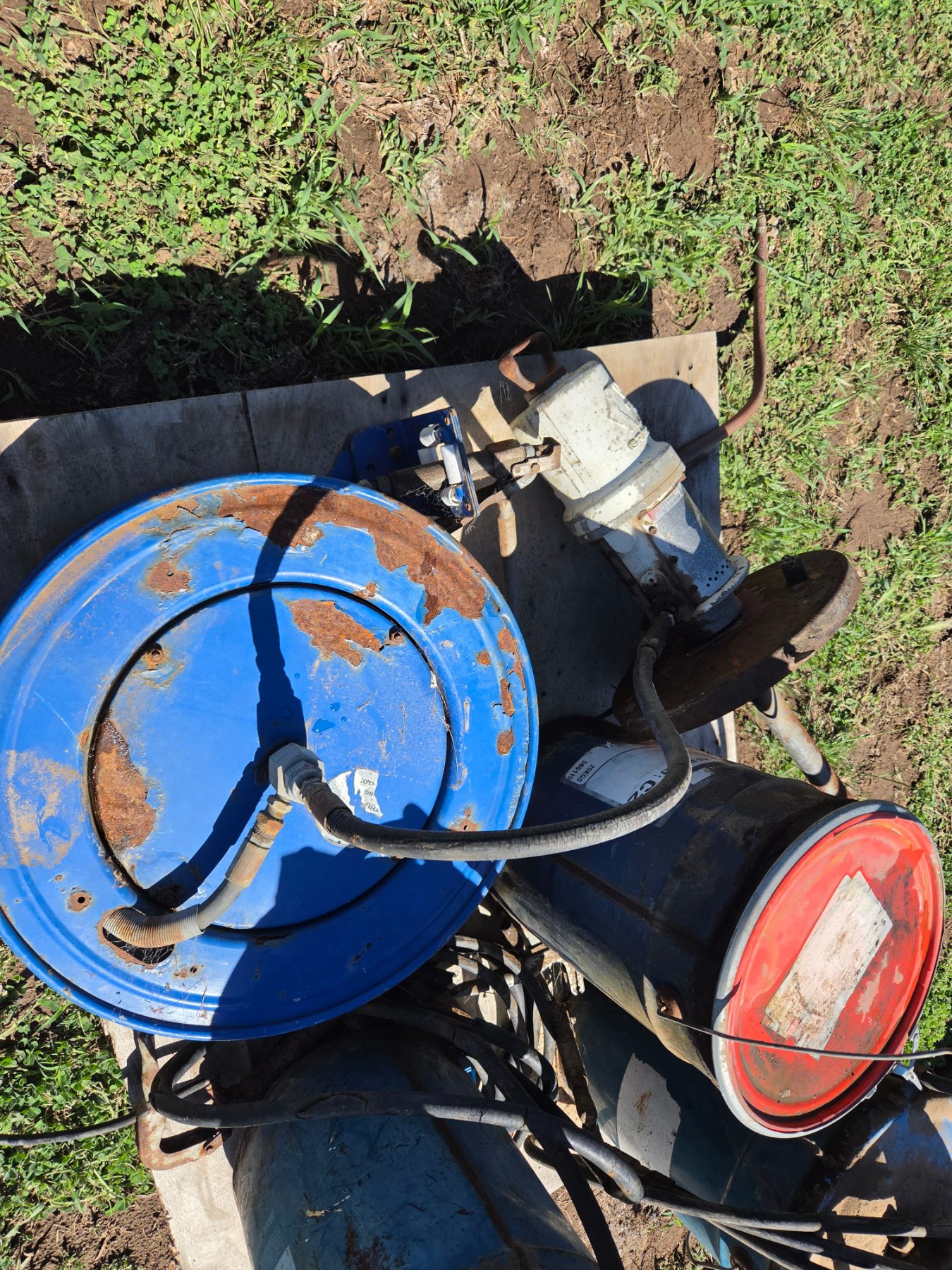 Used - Pneumatic Grease Gun with Retractable Reel - photo 4