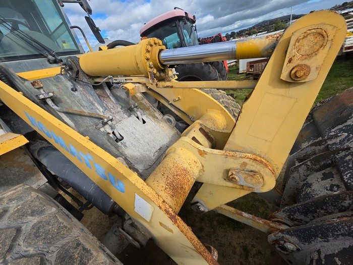 Komatsu WA250-5H Front End Loader - photo 6