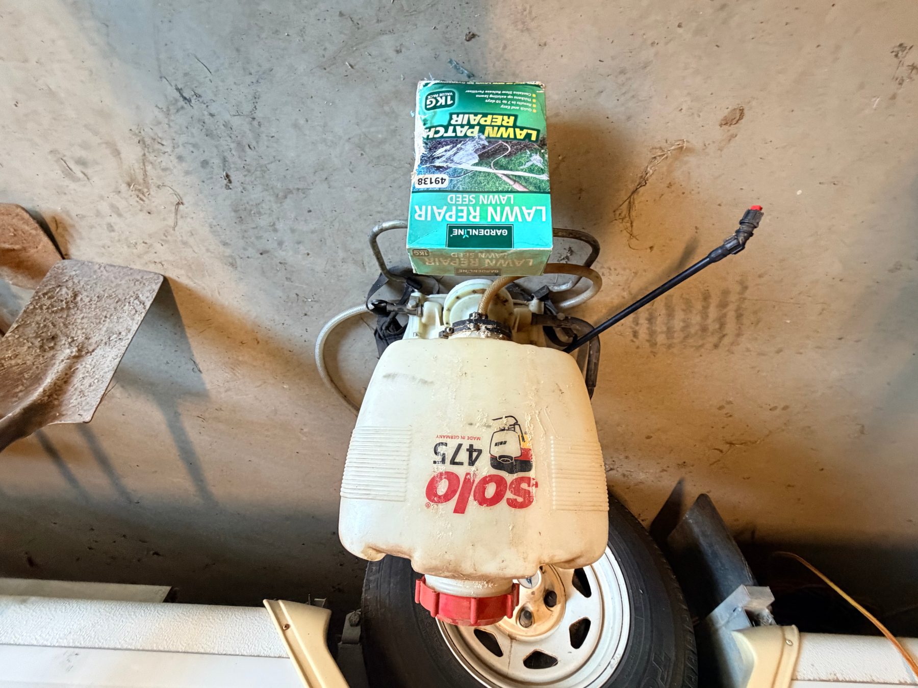 15L Solo backpack sprayer & lawn repair kit