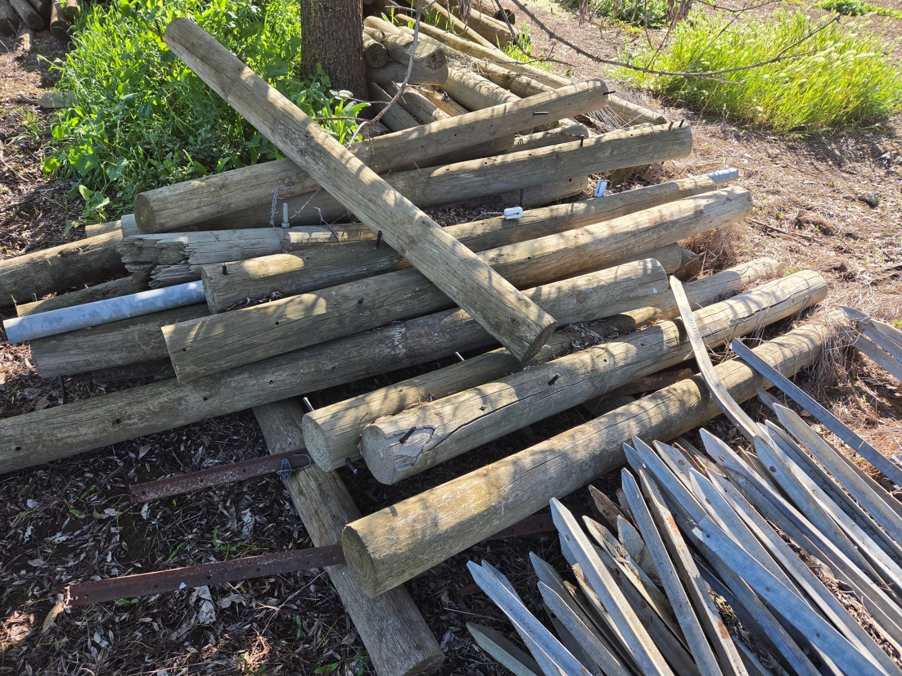 34x Assorted Pine Fence Posts - photo 4