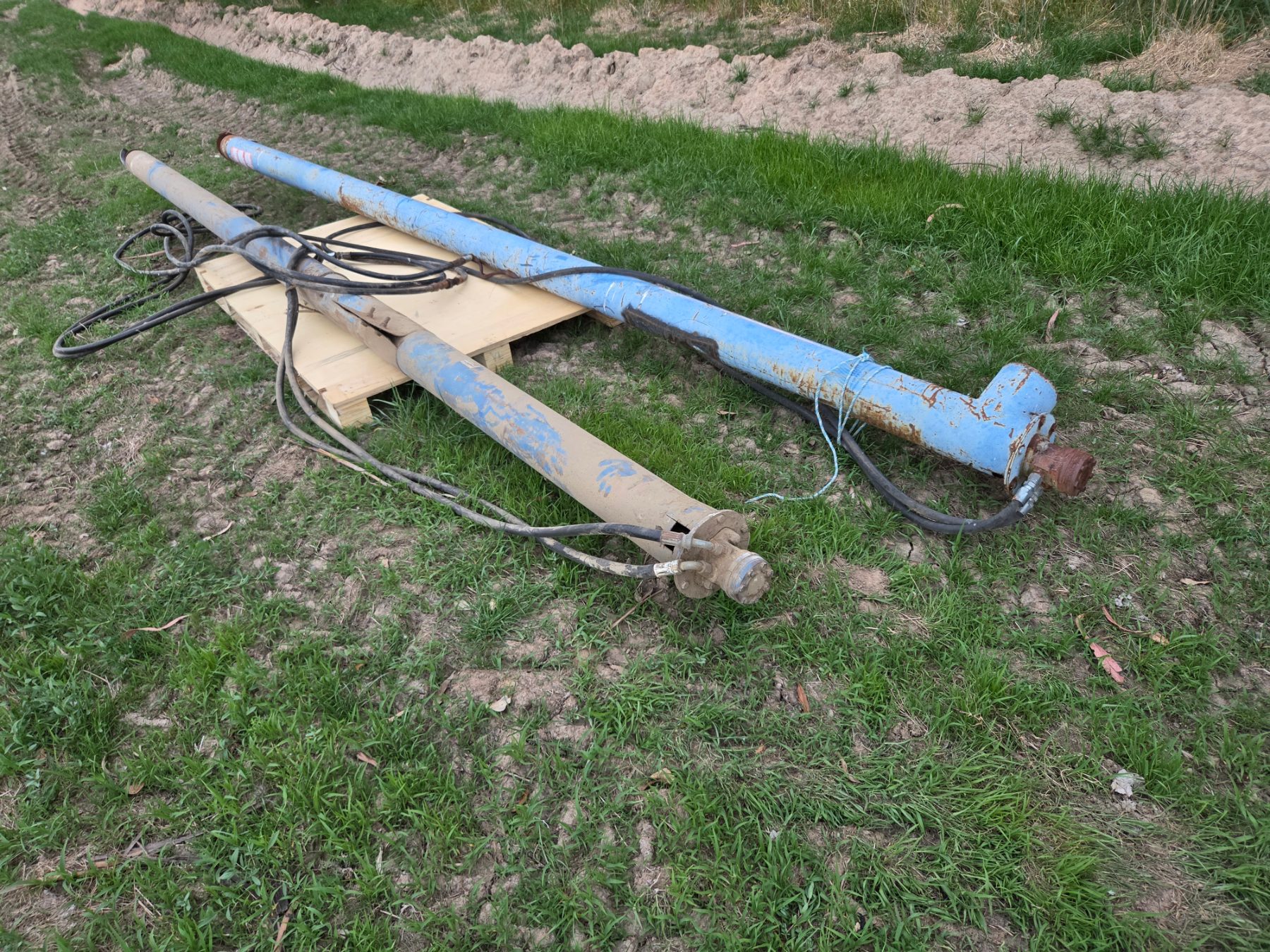 Used - Blue Grainline Auger - photo 3
