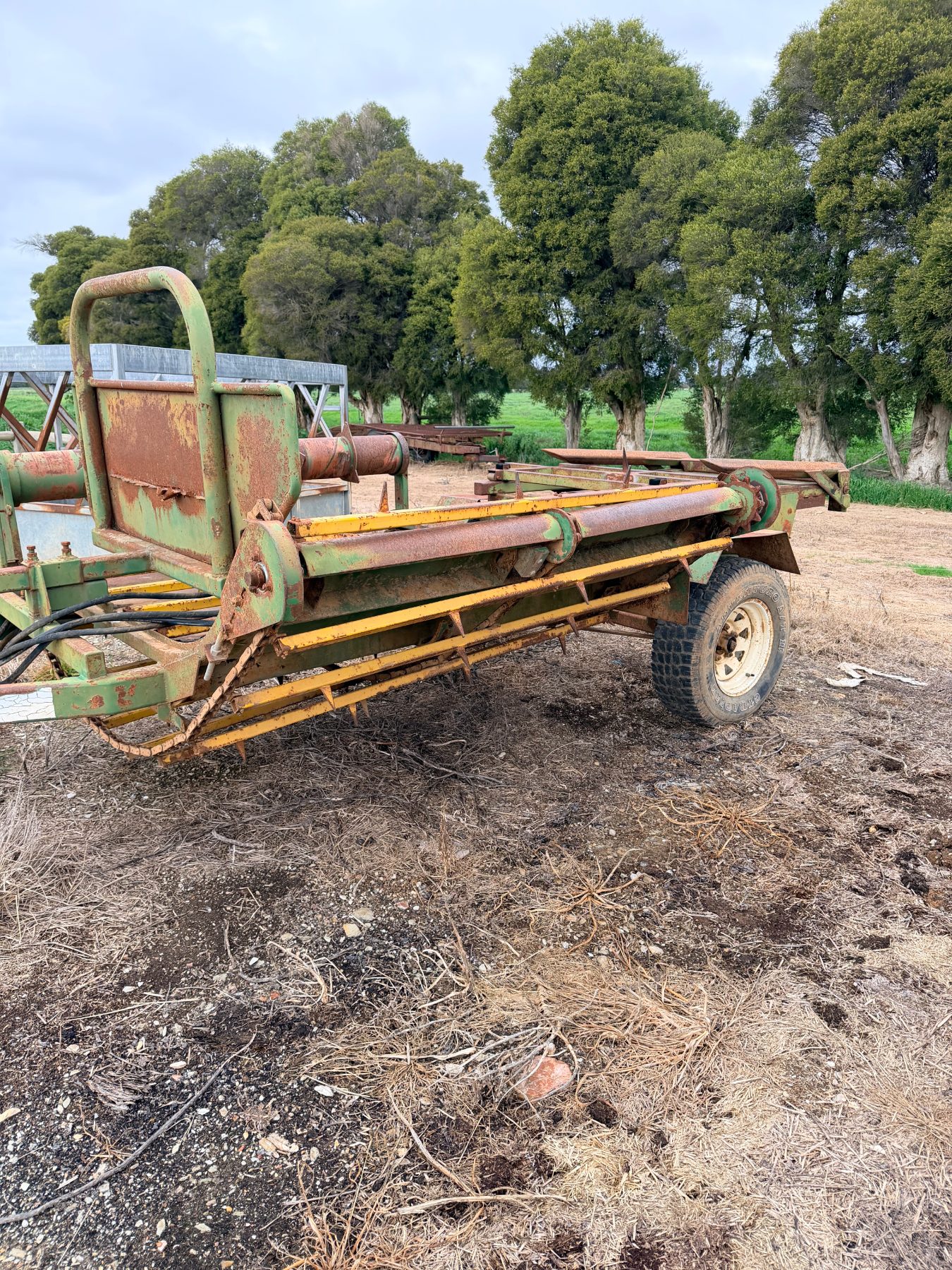 Bale buggy feed out wagon