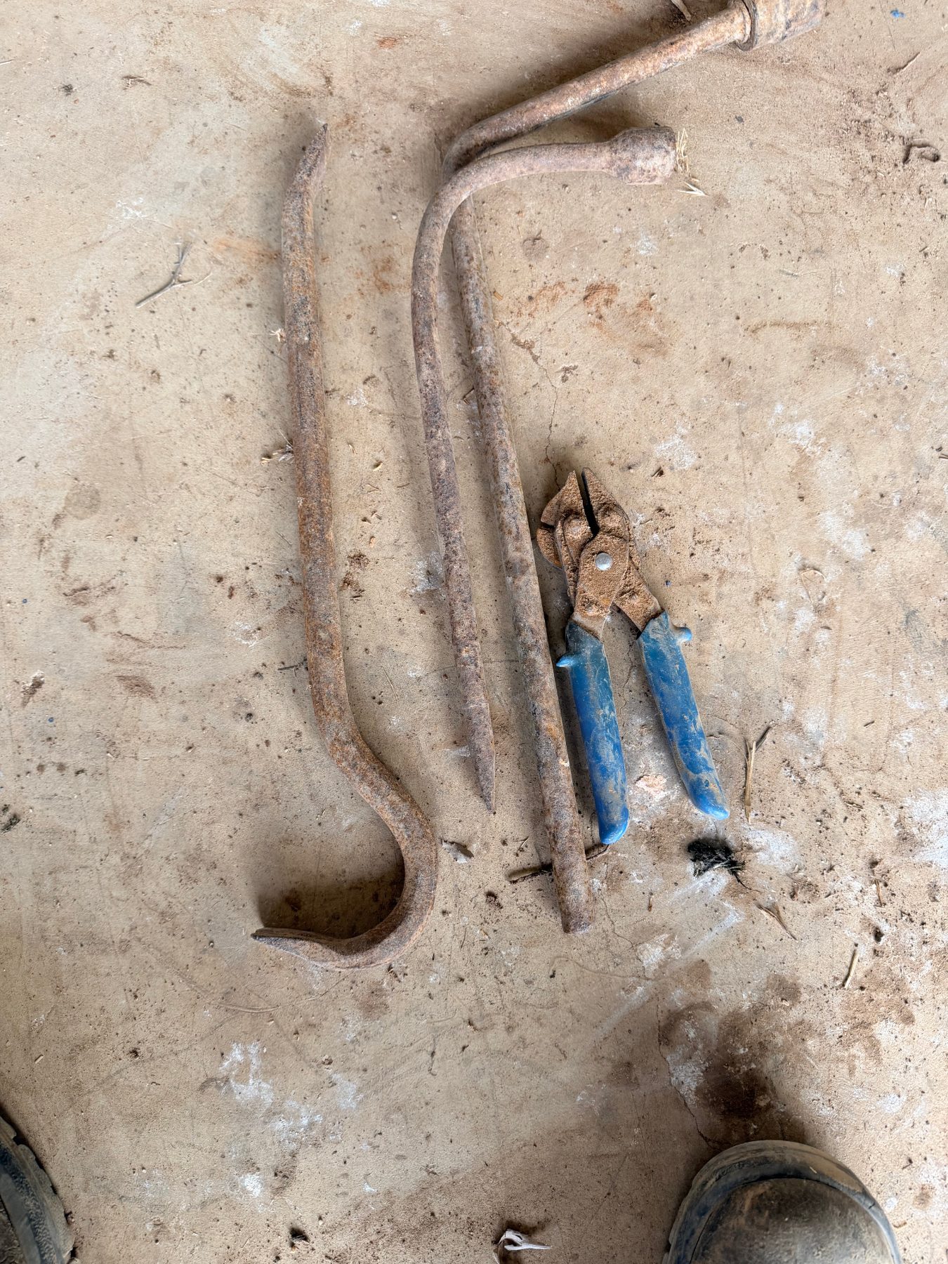 Jimmy bar, pliers, & 2 old wheel spanners - photo 2
