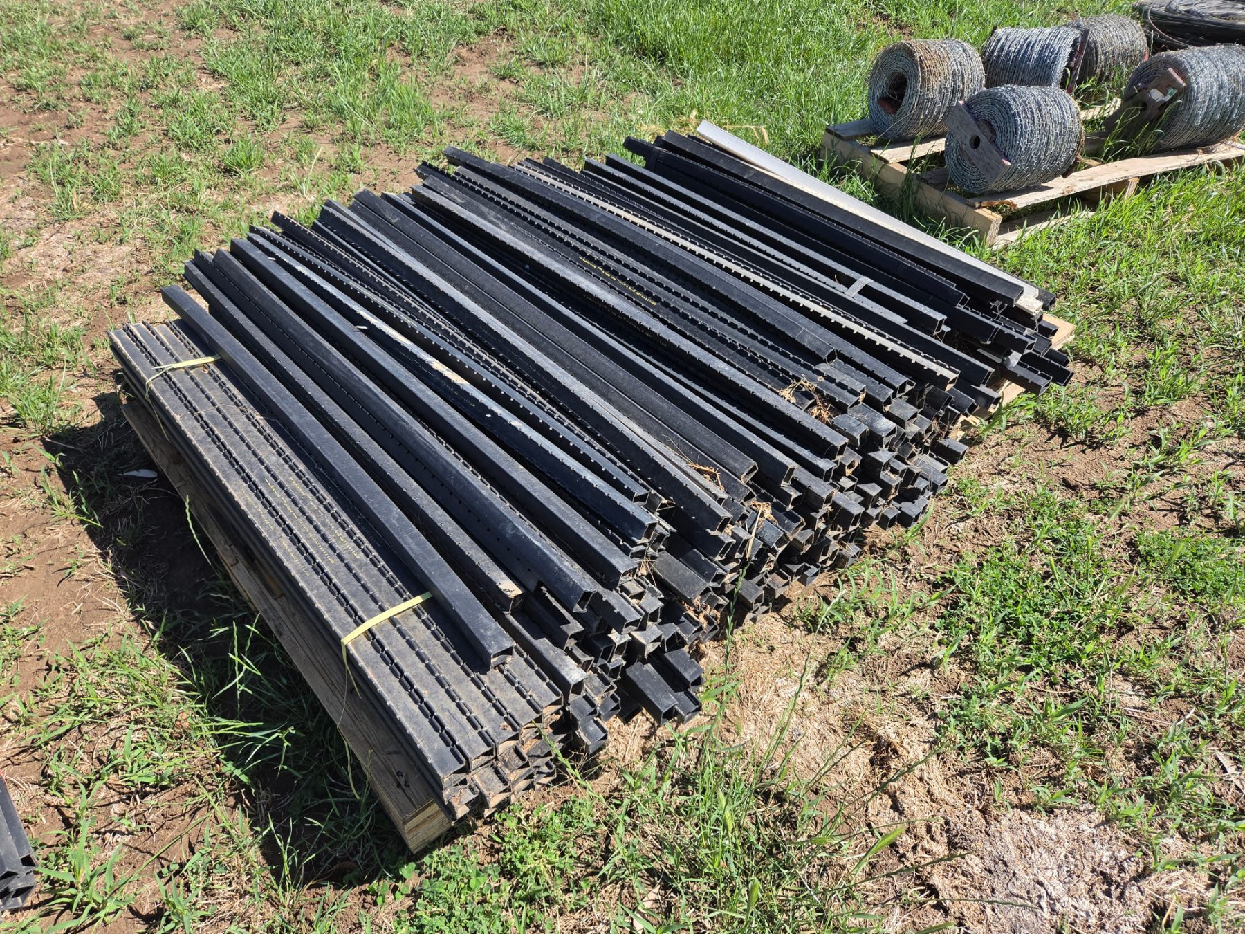 Used - Pallet (C) of Electric Fence Poly Droppers - photo 4