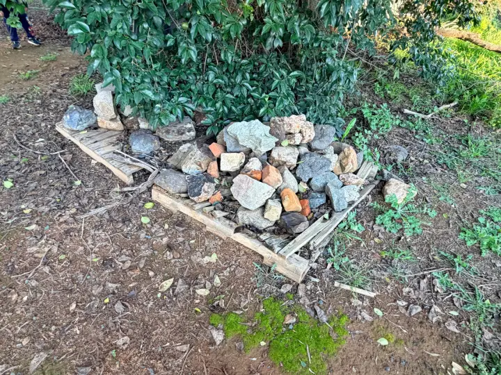 Pile of assorted large garden/beaching stones