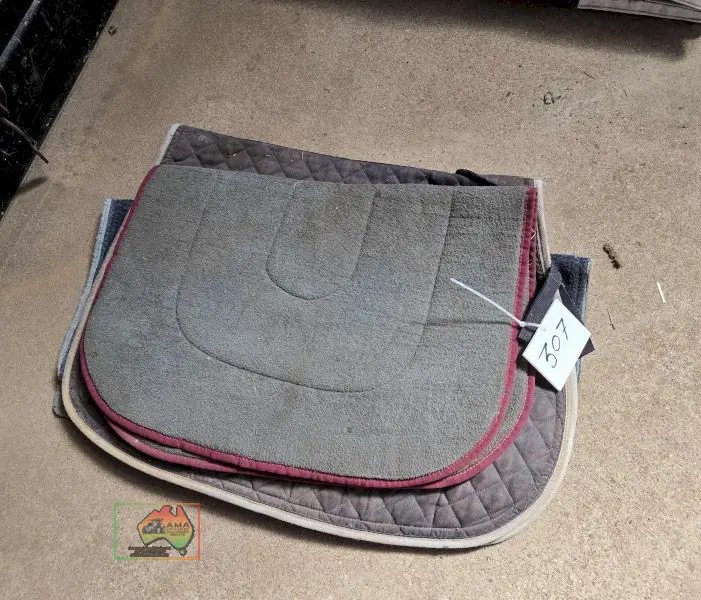 4x Saddle Blankets