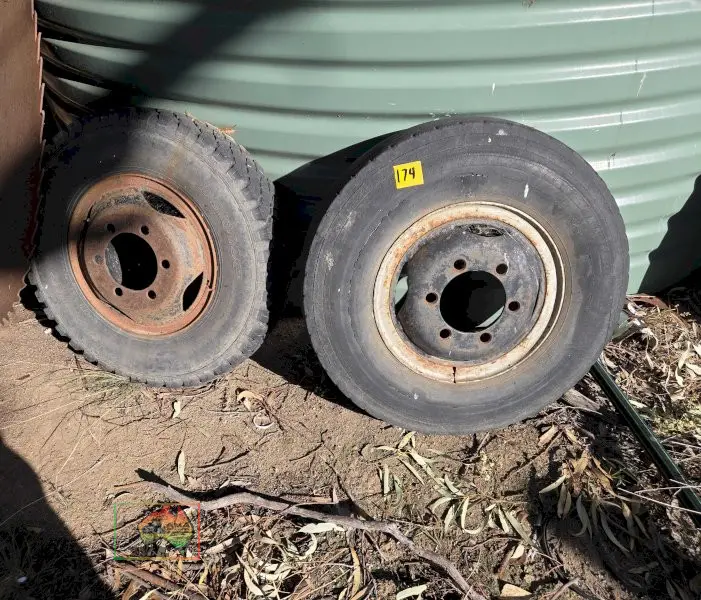 2x Bedford Rims & Tyres 7.50-R16