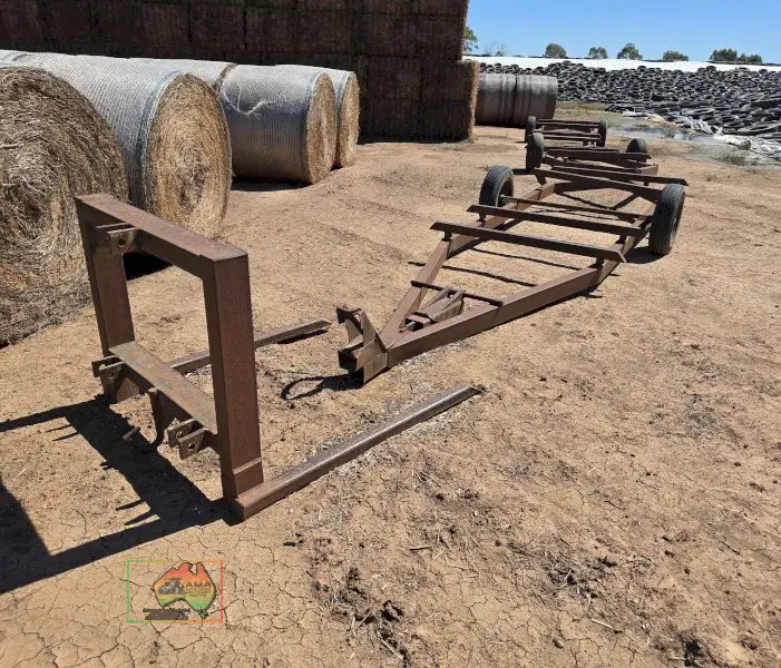 4x Hay trailers and 3PL fork set