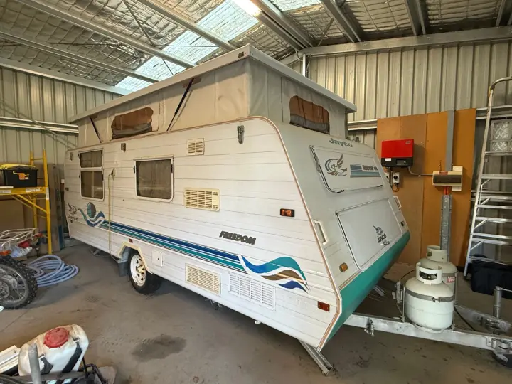 2000 18' Jayco Freedom pop top caravan with awning