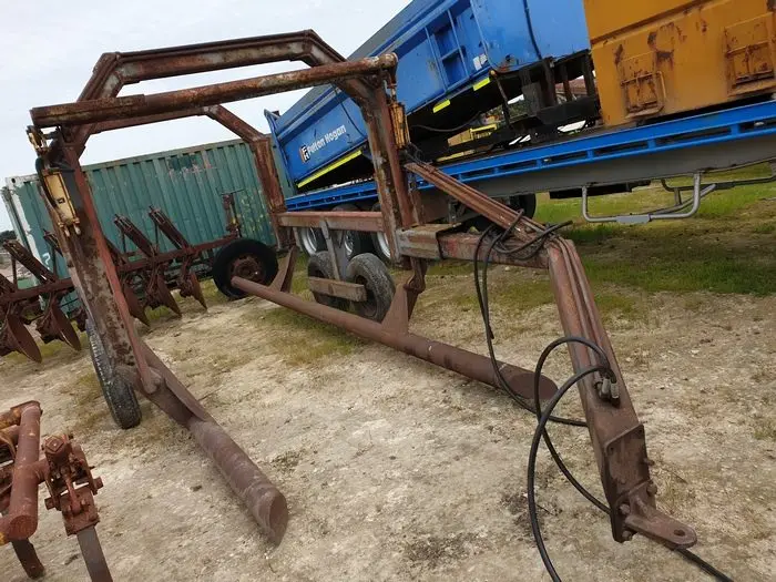 Quad-Roll Round Bale Stack Cart
